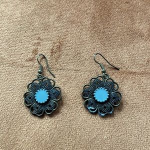 Dangle earrings, flower motif